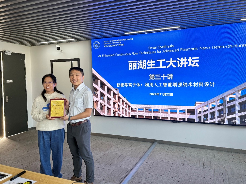 图片包含 建筑, 站, 男人, 人们

描述已自动生成