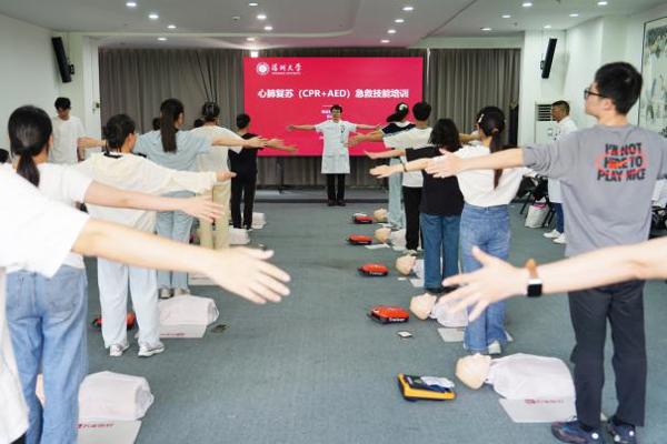 深医先锋引领・守护生命防线 —— 澳门博彩在线联合校医院开展心肺复苏（CPR+AED）急救培训联合党日活动