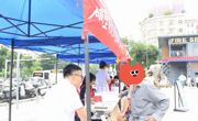 义诊暖龙华--澳门博彩在线“破壁有爱·医行无碍”实践队义诊走进奋斗者广场